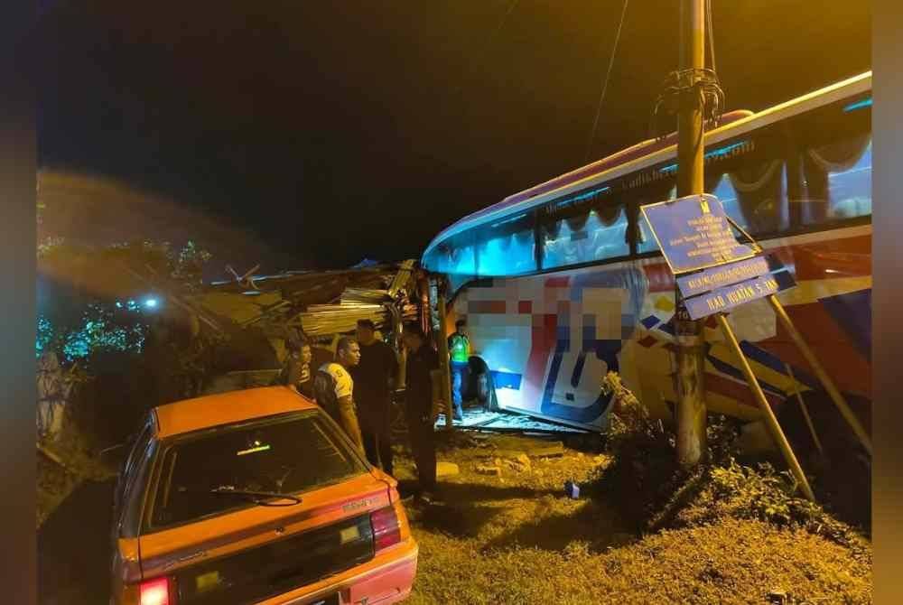Keadaan bas ekspres yang merempuh sebuah rumah dalam kejadian di Kampung Sawah, Mersing awal pagi Ahad. - Foto tular