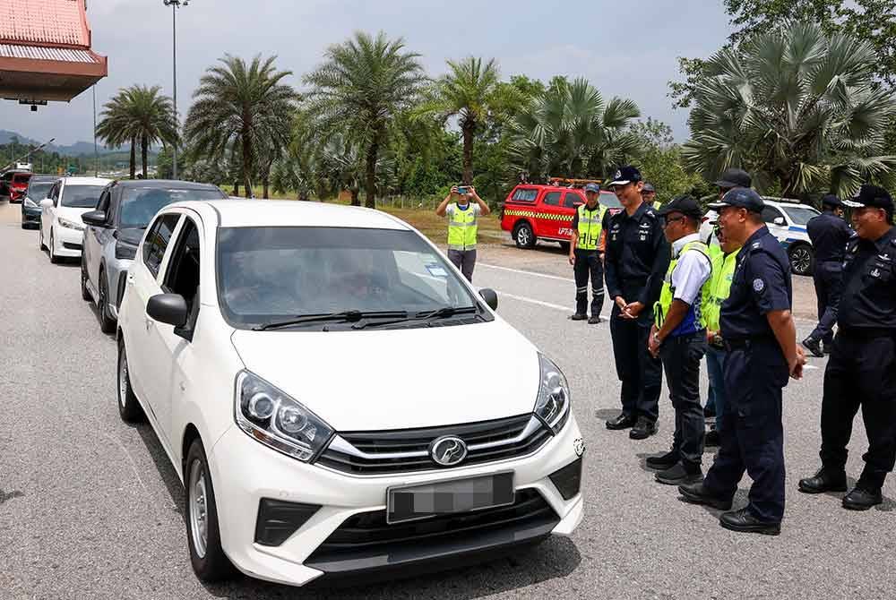 Ketua Polis Terengganu, Datuk Mohd Khairi Khairudin (empat, kanan) bertanyakan sesuatu kepada pengguna Lebuhraya Pantai Timur 2 (LPT2) semasa melakukan tinjauan aliran trafik sempena Op Selamat 24 Aidilfitri 2025 di Plaza Tol Kuala Terengganu pada Ahad. Foto Bernama