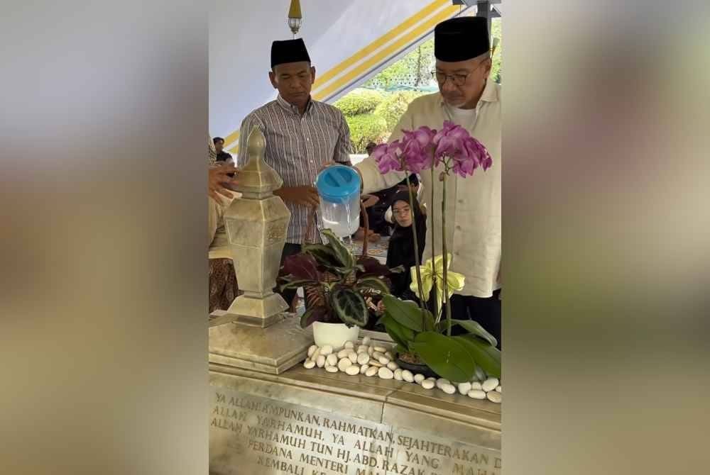 Bekas Naib Presiden UMNO, Datuk Seri Hishammuddin Hussein tidak dapat menahan sebak dan hiba setiap kali menziarahi pusara ayahanda serta ibunda lebih-lebih lagi menjelang Hari Raya Aidilfitri.