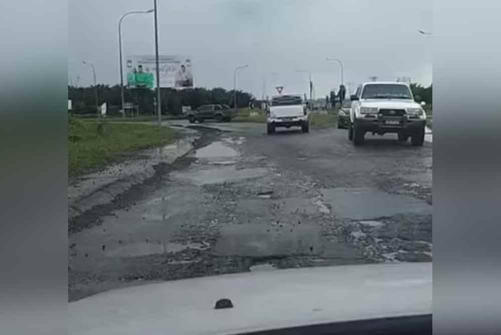 Keadaan jalan yang berlubang dan rosak teruk menjadi cabaran bagi perantau yang pulang ke kampung halaman di pantai timur Sabah.