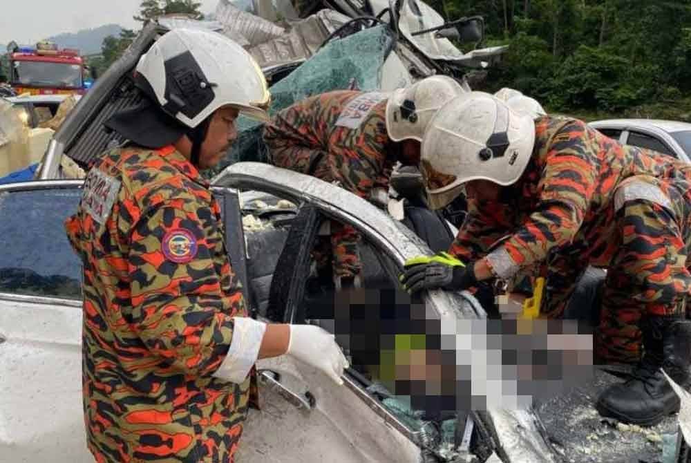 Pihak bomba menggunakan peralatan khas bagi mengeluarkan mangsa yang tersepit.