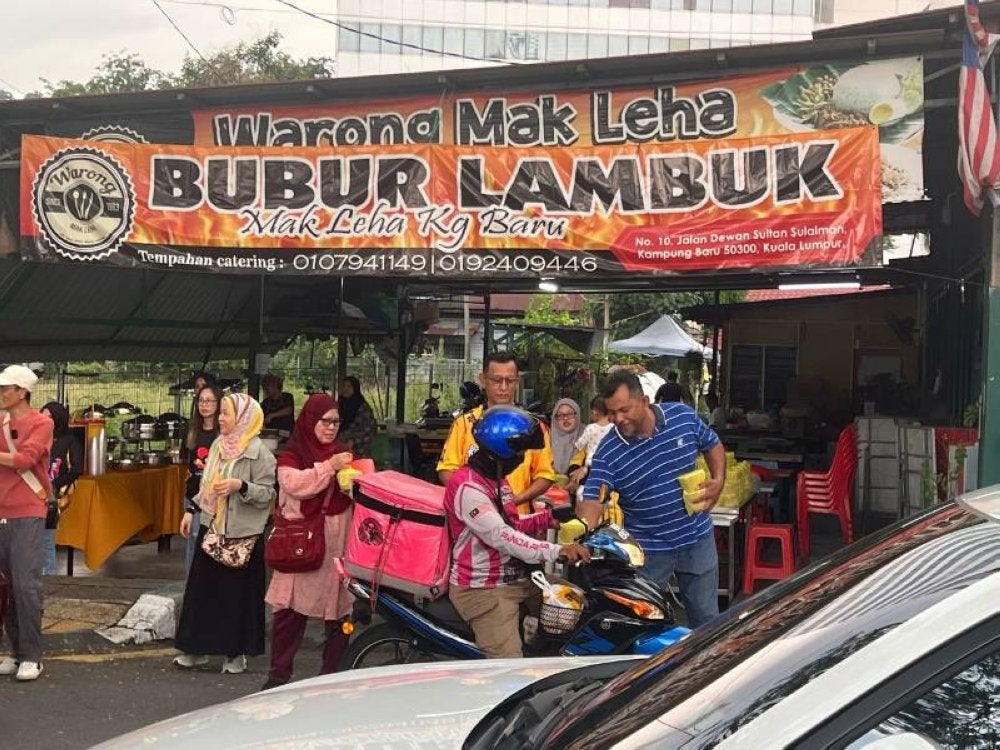 Pada akhir Ramadan petang tadi, kolaborasi selebriti Malaysia dan Indonesia melakukan majlis agihan bubur lambuk kepada orang ramai.