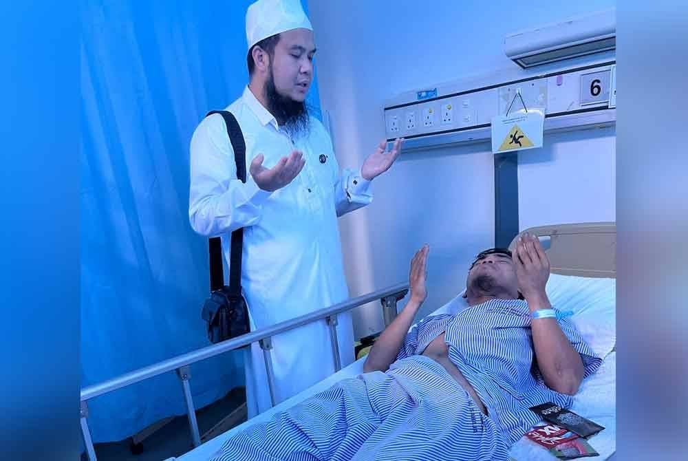 Ebit (kiri) menziarahi Muhamad Za’imuddin (kanan) di hospital.