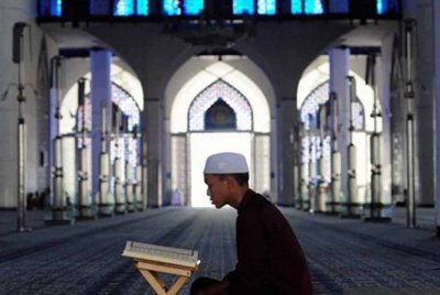 Keindahan sastera dalam al-Quran tersembunyi di sebalik pengaplikasian bahasanya. Apabila kita membaca amat terasa keindahan itu, tetapi amat sukar pula untuk menjelaskan keindahan yang kita rasakan itu.