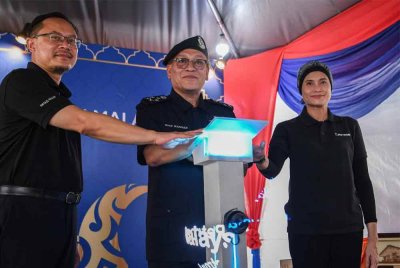Wan Hassan (tengah) ketika melakukan gimik pelancaran pada Program Keselamatan Jalan Raya sempena Hari Raya Aidilfitri 2025 anjuran Petron Malaysia di Petron MRR2 Selayang, Selangor.