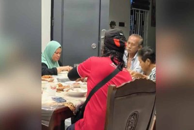Tangkap layar daripada video TikTok @dayahdimana2 memaparkan 'rider' J&T Express dipelawa berbuka bersama keluarga Nur Hidayah.