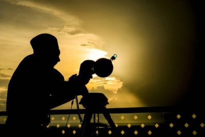 Anadolu Ajansi (AA) melaporkan pihak berkuasa agama di Arab Saudi, Qatar dan Emiriah Arab Bersatu (UAE) mengesahkan bahawa anak bulan telah kelihatan pada Sabtu. Foto hiasan