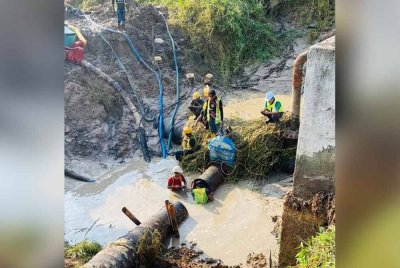 Kerja-kerja pembaikan paip pecah di Lebuhraya Pasir Gudang berhampiran Taman Daya sedang giat dijalankan.