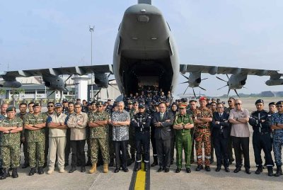 Ahmad Zahid (enam dari kiri) bersama Mohd Nizam (lima dari kiri), Aung Soe Win (lapan dari kiri), Khairul Shahril (tengah) dan Mohd Khairul (dua dari kanan) pada pelepasan Pasukan Mencari dan Menyelamat Khas Malaysia (SMART) ke Naypyidaw, Myanmar pagi Ahad. Foto Bernama