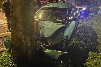 Seorang lelaki maut selepas kereta dipandunya terbabas sebelum melanggar sebatang pokok di Kilometer 57.5, Jalan Batu Pahat-Mersing, di sini pada malam Sabtu. - Foto IPD Kluang