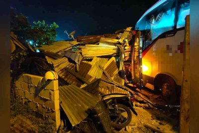 Keadaan bas ekspres yang merempuh sebuah rumah dalam kejadian di Kampung Sawah, Mersing awal pagi Ahad. - Foto tular