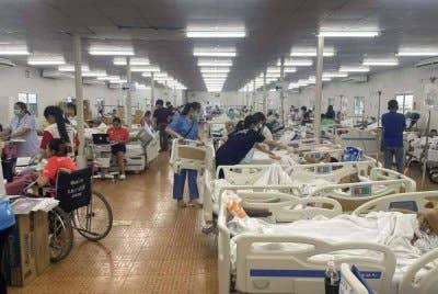 Pesakit dirawat di kawasan rawatan perubatan sementara di kantin sebuah hospital di Bangkok sehari selepas gempa bumi melanda Myanmar tengah dan Thailand. Foto AFP