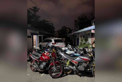 Sebanyak 10 motosikal Yamaha RXZ disita menerusi Op Khas Samseng Jalanan. Foto Polis