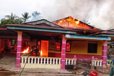 Keadaan rumah yang didiami keluarga Fatimah yang terbakar dalam kejadian pada Sabtu. Foto ihsan JBPM