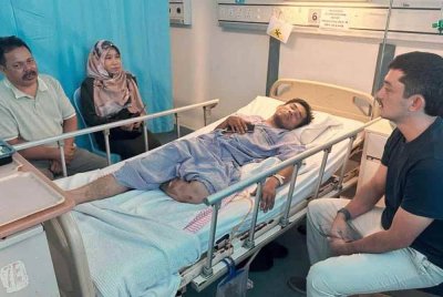 Tengku Muhammad Iskandar meluangkan masa menziarahi peniaga belon yang dirawat di Hospital Serdang selepas terlibat dalam insiden kekasaran dengan penguat kuasa DBKL baru-baru ini. Foto Facebook Kesultanan Pahang