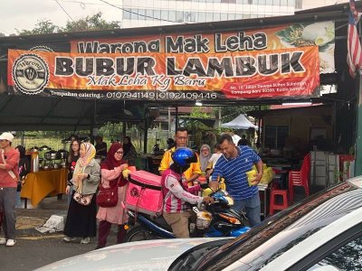 Pada akhir Ramadan petang tadi, kolaborasi selebriti Malaysia dan Indonesia melakukan majlis agihan bubur lambuk kepada orang ramai.
