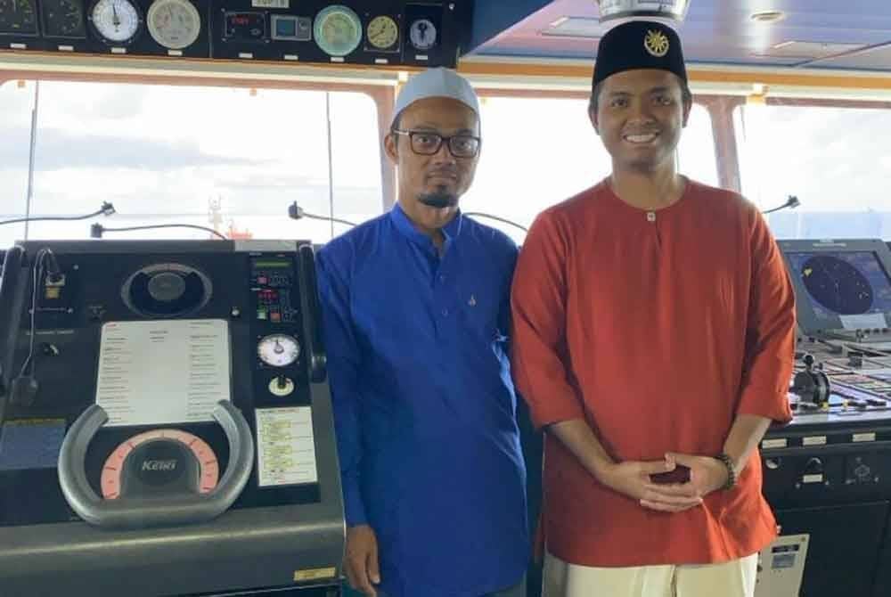 Mohd Izzuwan (kanan) ketika bersama krew pekerja menyambut perayaan di kapal.