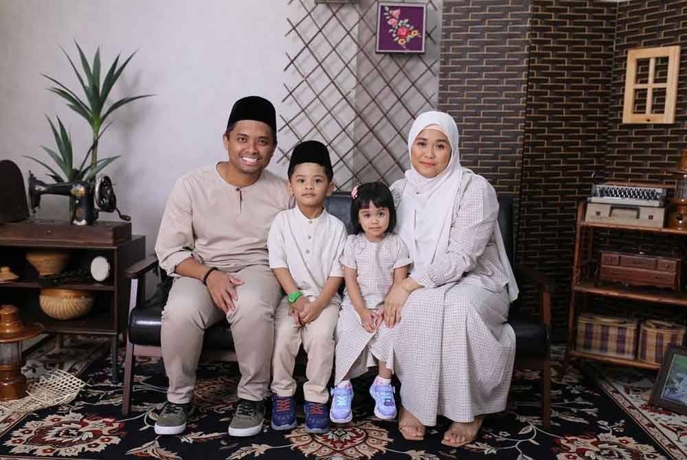 Mohd Izzuwan (kiri) bersama isteri dan anak-anaknya.