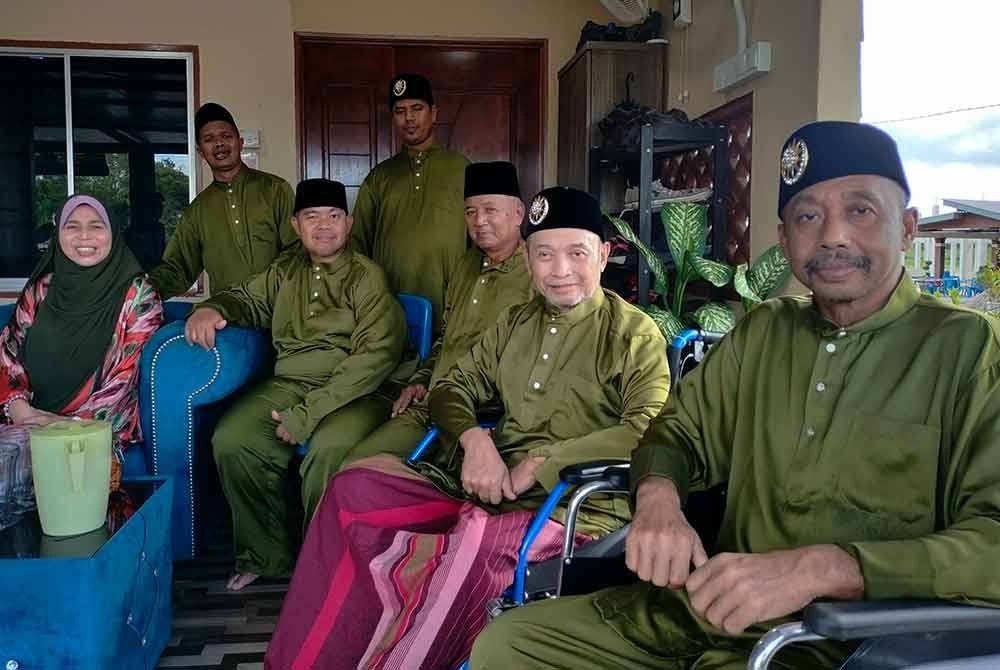 Sebahagian penghuni Rumah Qaseh Budiman bergambar bersama Natipah di rumah mereka dekat Gurun, Kedah.