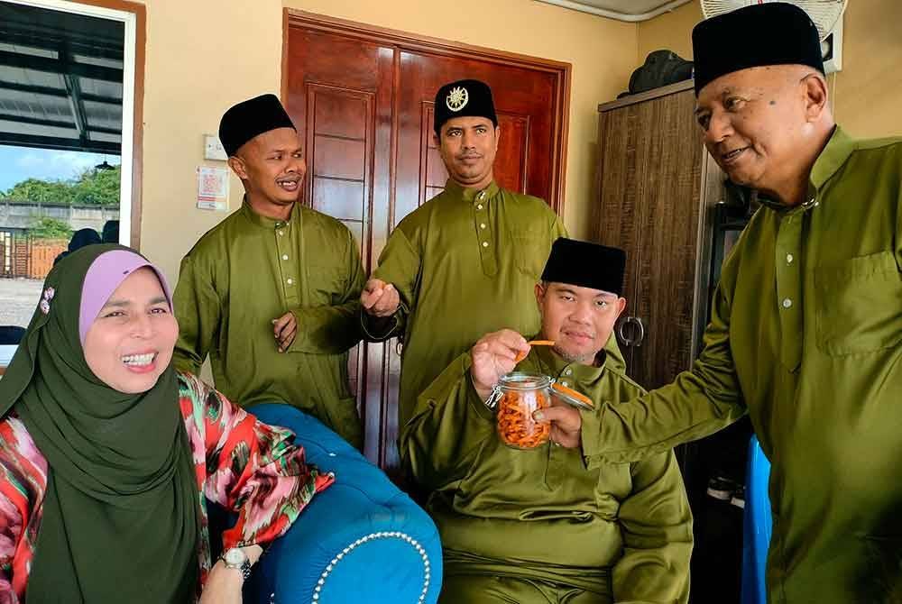 Natipah meluangkan masa menyambut hari raya bersama penghuni Rumah Qaseh Budiman.