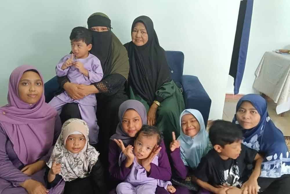 Noofazlin (duduk, kiri), bersama kesemua anaknya serta ibunya pada sambutan Hari Raya Aidilfitri 2024 lalu.