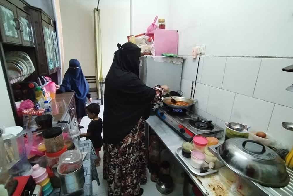 Noorfazlin menyediakan juadah berbuka buat keluarganya.