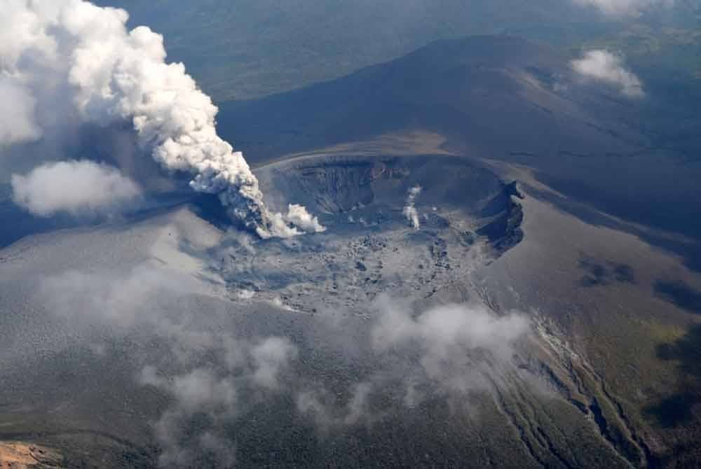 Kepulan asap yang naik dari kawah Gunung Shinmoedake di pergunungan Kirishima di wilayah Kagoshima di pulau Kyushu, selatan Jepun Kyushu pada 11 Oktober 2017. - Foto AFP