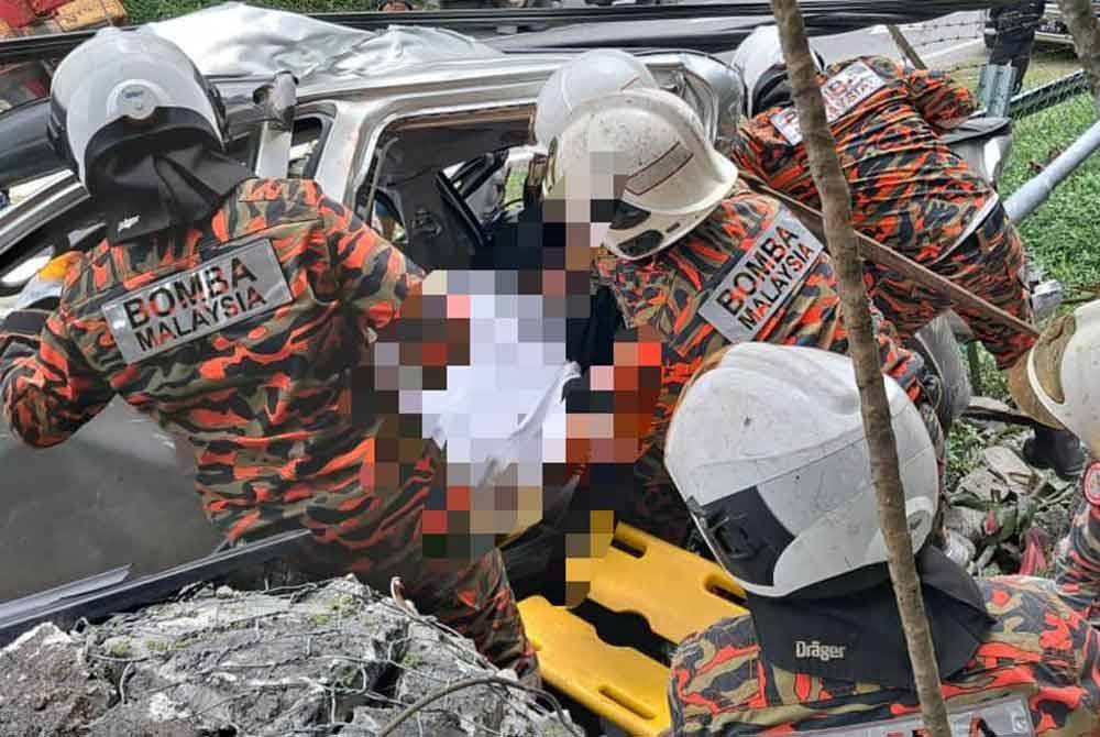 Pasukan bomba mengeluarkan mangsa tersepit dalam pacuan empat roda selepas terbabit dalam kemalangan di Kampung Minangkop, Tamparuli, Tuaran.