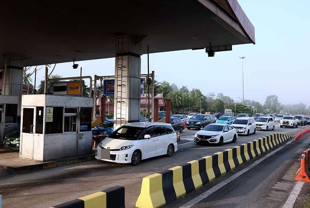 Dianggarkan antara 20,000 hingga 30,000 kenderaan direkodkan memasuki Johor menjelang Aidilfitri pada Ahad. Foto fail Bernama