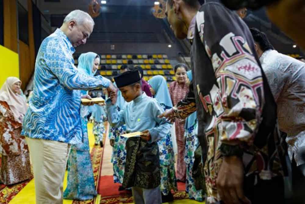 Sultan Nazrin Shah dan Raja Permaisuri Perak, Tuanku Zara Salim berkenan menyampaikan sumbangan duit raya ketika baginda berangkat ke Majlis Sambutan Hari Raya Aidilfitri Peringkat Negeri Perak 2025 di Stadium Indera Mulia hari ini. Foto Bernama