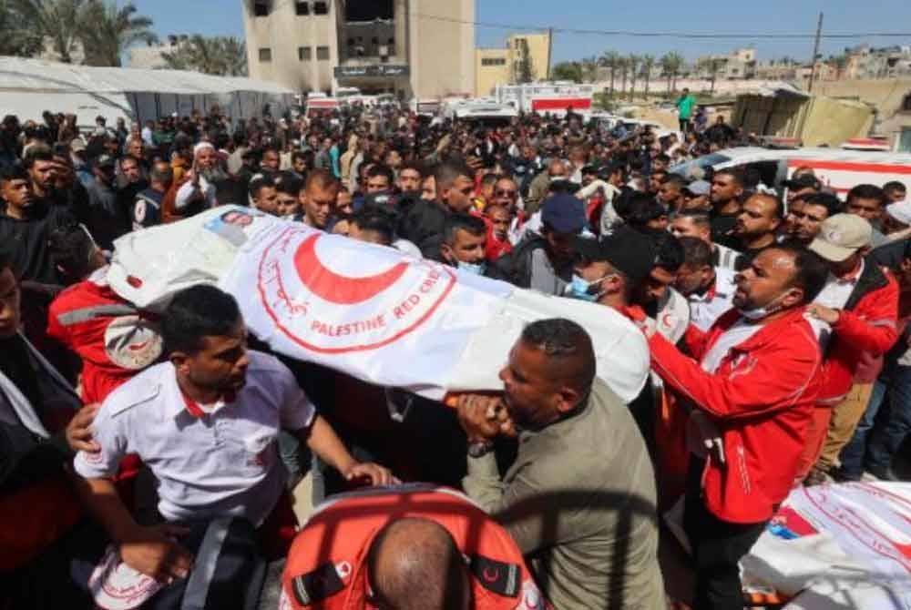 Persatuan Bulan Sabit Merah Palestin pada Ahad mengesahkan bahawa ia telah mendapatkan semula 14 mayat di Rafah, selatan Gaza, termasuk lapan petugas perubatannya, lima anggota pertahanan awam, dan seorang kakitangan agensi PBB. Foto AFP