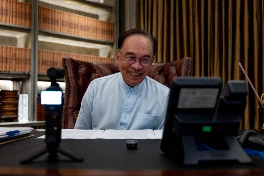 Anwar ketika menerima panggilan telefon daripada rakan sejawatnya dari Pakistan, Shehbaz Sharif. Foto Facebook Anwar Ibrahim