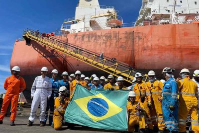 Mohd Izzuwan ketika bersama krew pekerja di Setubal, Portugal pada 2022