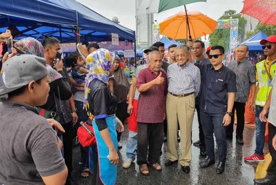 Dr Mahathir ketika berkunjung ke bazar-bazar Ramadan sekitar Lembah Klang.