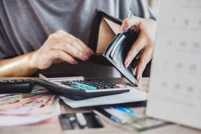 Sikap 'biar papa, asal hati senang' perlu diubah kerana hanya membawa keseronokan sementara tetapi beban hutang berpanjangan. Foto hiasan