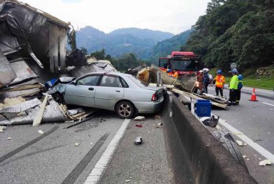 Keadaan di lokasi kemalangan melibatkan lima kenderaan mengorbankan tiga nyawa di KM50.8 Lebuhraya KL-Karak pada petang Ahad.