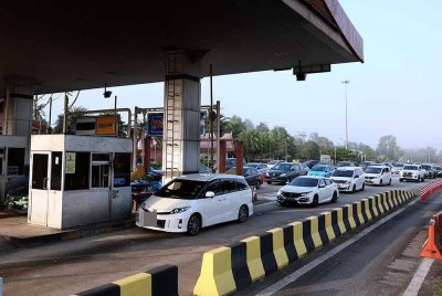 Dianggarkan antara 20,000 hingga 30,000 kenderaan direkodkan memasuki Johor menjelang Aidilfitri pada Ahad. Foto fail Bernama