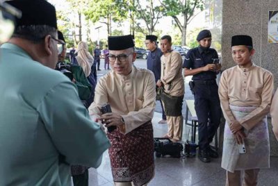 Fahmi mengajak seluruh rakyat untuk bersama-sama menghayati semangat dan pengertian Syawal bagi menyemarakan lagi nilai keharmonian dalam kalangan masyarakat di negara ini. Foto Bernama