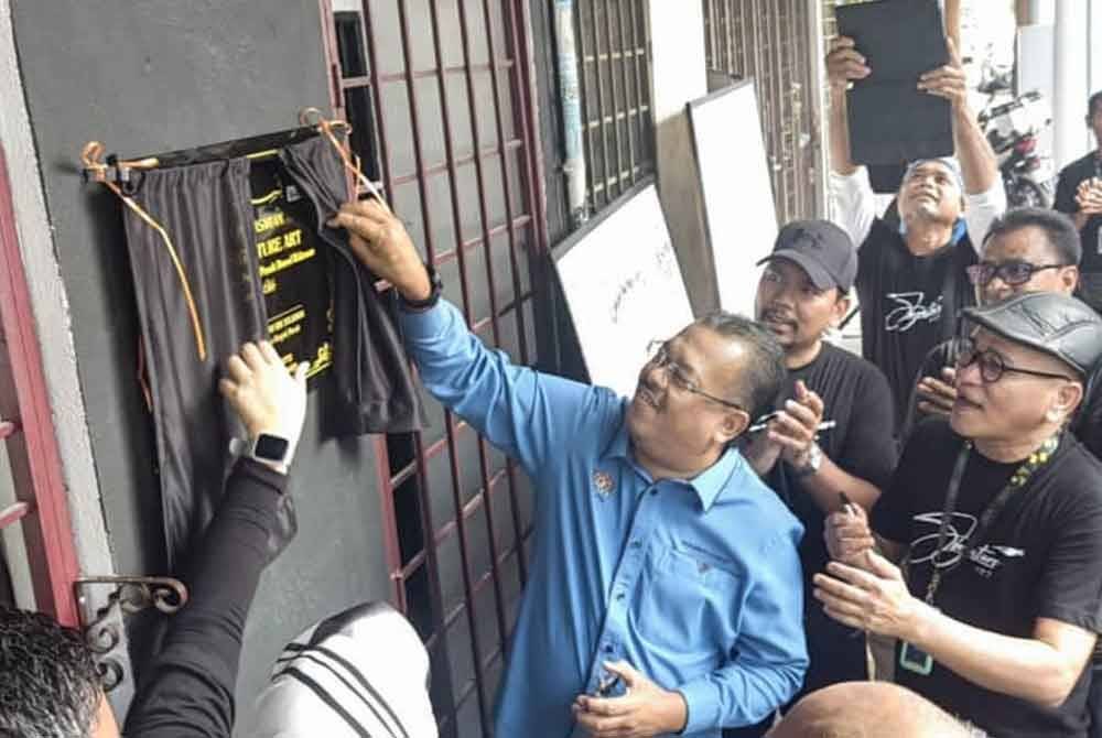 Shamshuzaman (kiri) ketika merasmikan Galeri Signature Art di sini baru-baru ini.