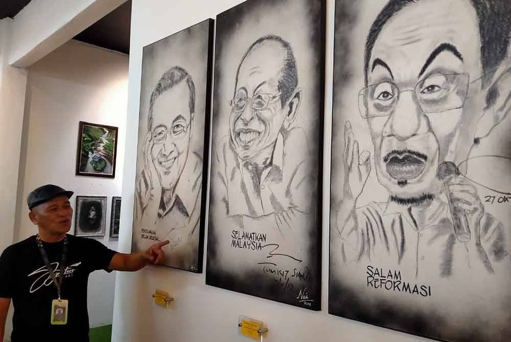 Shahrun Nahar menunjukkan antara karya dihasilkan yang dipamerkan di Galeri Signature Art hasil inisiatif JPKK Kampung Simpang Pulai di Taman Muda, di sini.