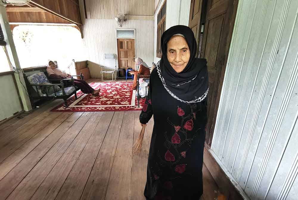 Esah masih gagah membersihkan rumah setiap kali menjelang Aidilfitri.