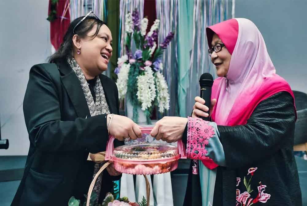 Aunty Nora (kanan) di pusat komuniti muslim di Melbourne, Australia.