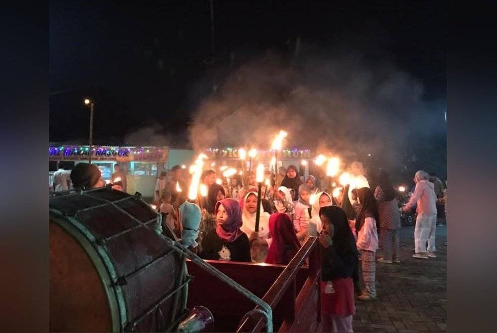 Kejadian itu berlaku ketika takbir raya mula berkumandang pada malam Ahad. Foto Agensi