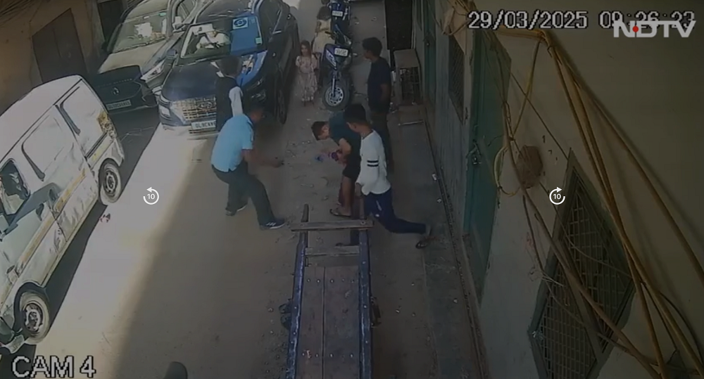 Tangkap layar video CCTV menunjukkan kejadian kemalangan terbabit - Foto: NDTV