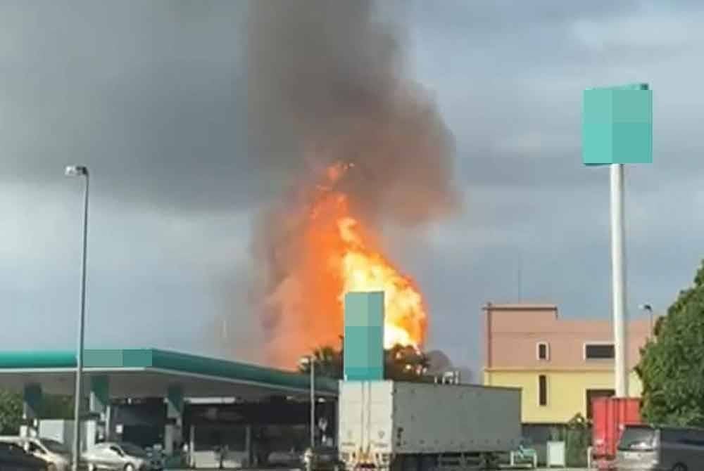 Tangkap layar daripada video tular memaparkan api marak menjulang dalam satu kejadian kebakaran besar di Putra Heights 1, Puchong Selangor pada Selasa.