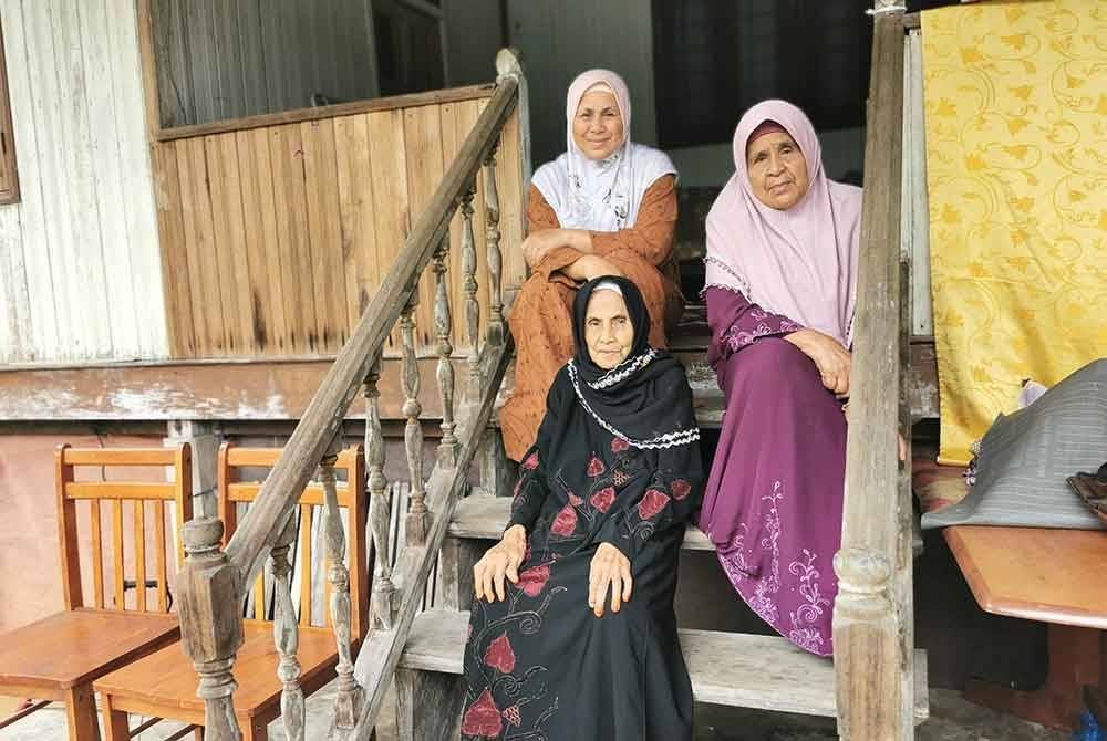Esah (tengah) bersama anaknya, Khilaliah (kiri) dan Lijah (kanan) di rumah pusaka dekat Kampung Jeram, Kuala Nerus.
