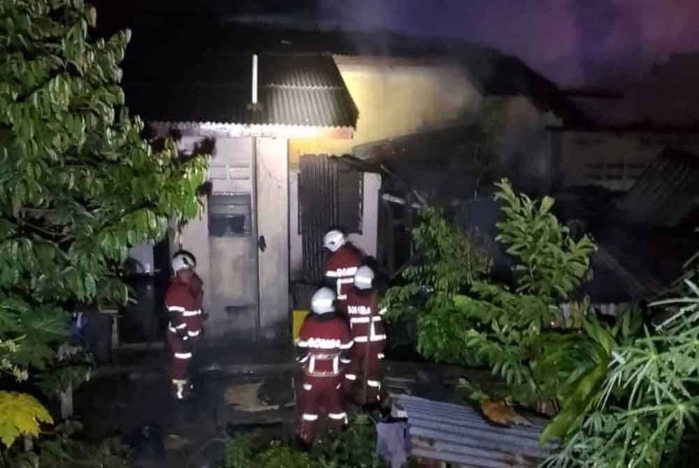 Anggota bomba dalam usaha memadam kebakaran melibat tiga kuaters rumah pekerja.