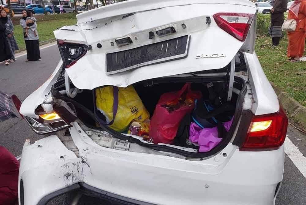 Bahagian belakang kereta jenis Proton Saga remuk akibat kemalangan tersebut.