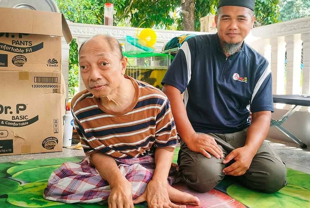 Noor Izam (kanan) bersama Bidin yang mengalami kecacatan sejak lahir.
Foto Sinar Harian