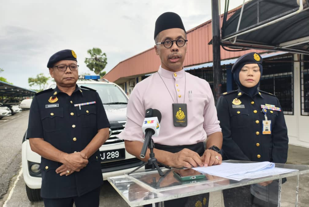 Hanif Yusabra (tengah).